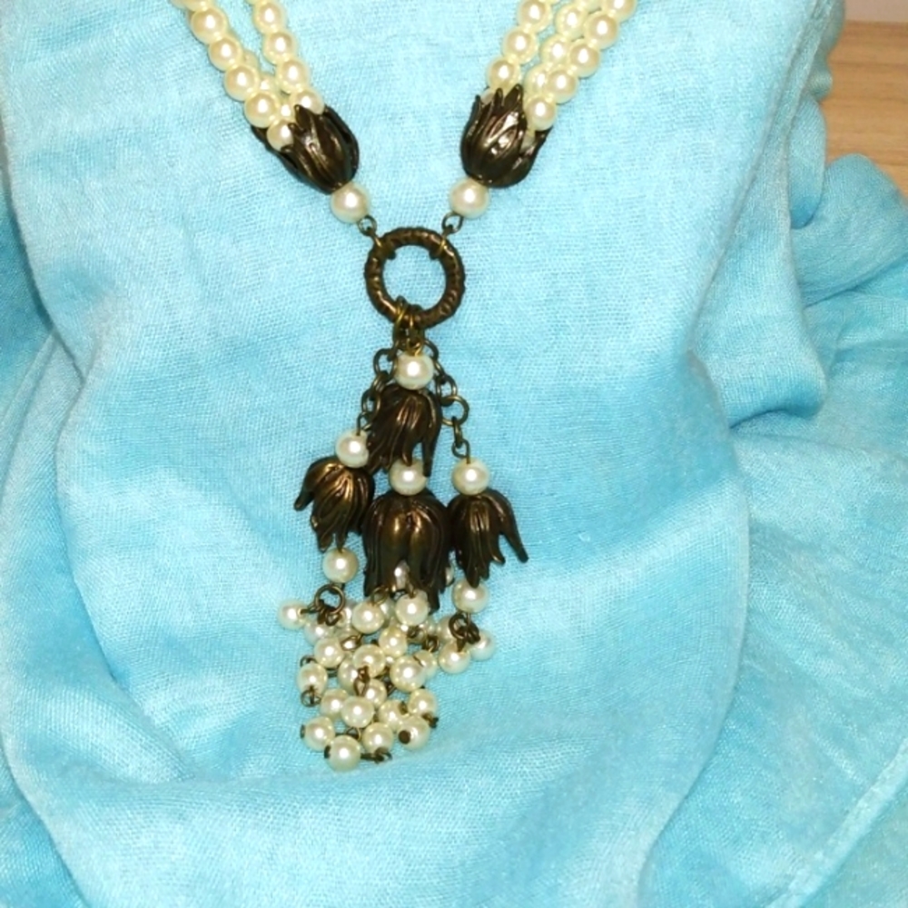 3-8-20 plunder pretty pearl and brass with toggle closing, great condition